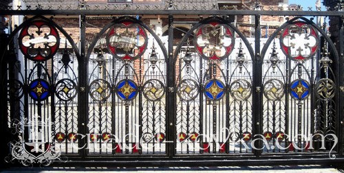 Откатные кованые ворота в готическом стиле фотография 1