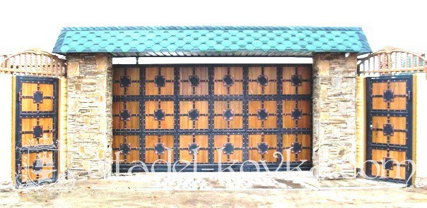 Откатные ворота кованые в замковом стиле фотография 1
