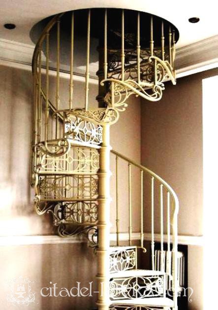 Литая винтовая лестница в стиле Ар-нуво фотография 1