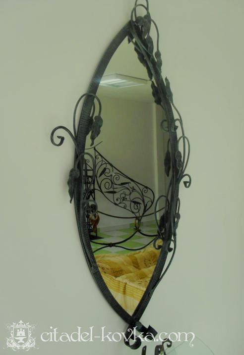 Зеркало кованое необычной формы фотография 1