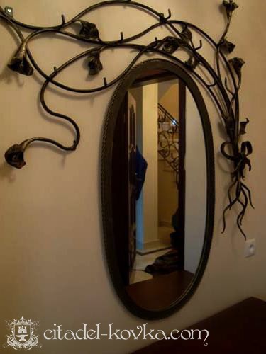 Овальное кованое зеркало с каллами фотография 1