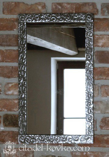 Прямоугольное кованое зеркало с фактурной рамой фотография 1