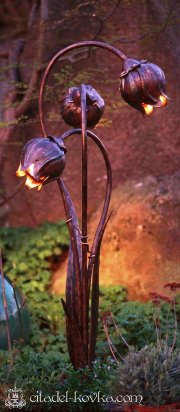Кованый фонарь -скульптура «Тюльпаны» фотография 1