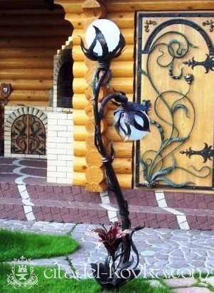 Кованый фонарь-скульптура «Лилии» фотография 1