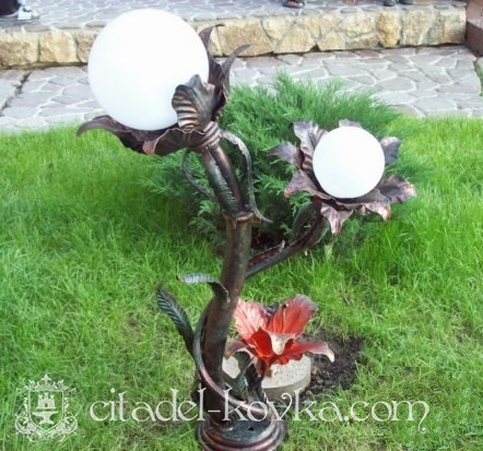 Кованый фонарь-скульптура Лилии малые фотография 1