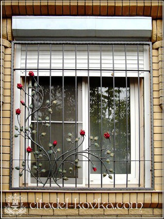 Решетка с коваными розами фотография 1