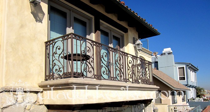 Кованый балкон с вензелями фотография 1