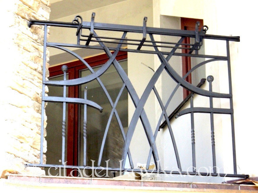 Балкон кованый с цветочником фотография 1