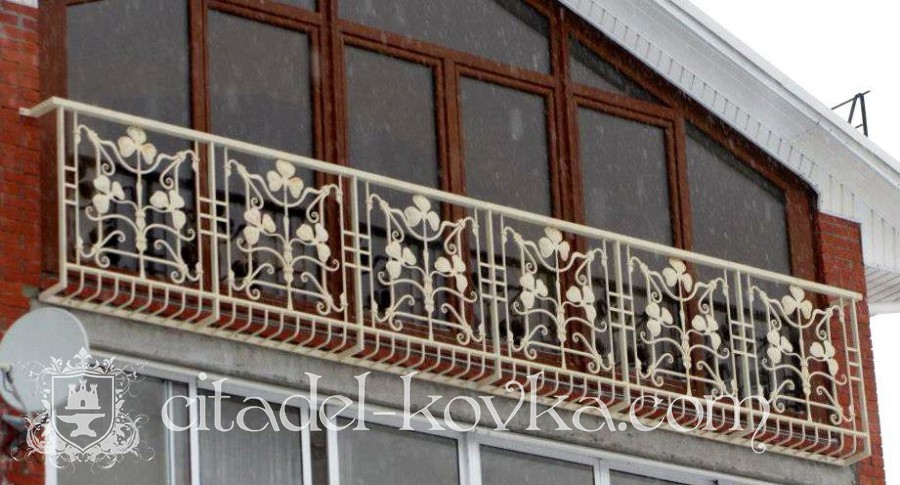 Французский кованый балкон «Клевер» фотография 1