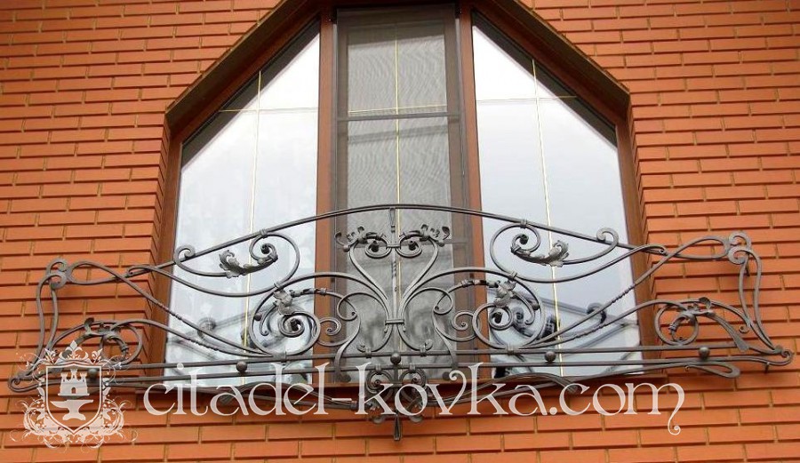 Французский кованый балкон в стие барокко фотография 1
