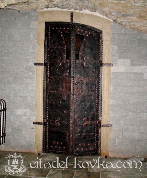 Кованая дверь в замковом стиле фотография 1