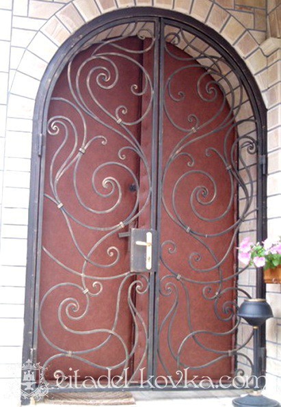 Кованые решетчатые двери в форме арки фотография 1