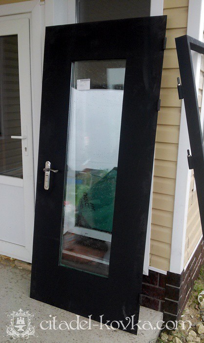 Кованая дверь со стеклопакетом фотография 1