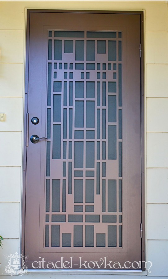 Кованая дверь с геометрическим узором фотография 1