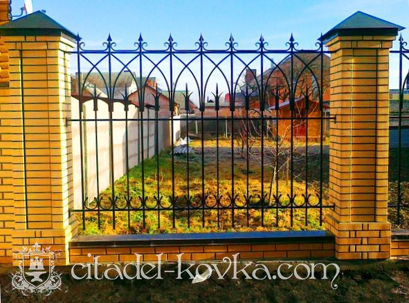 Забор в готическом стиле  фотография 1