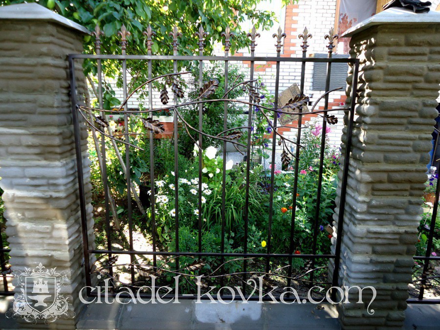 Забор с дубовыми листьями фотография 1