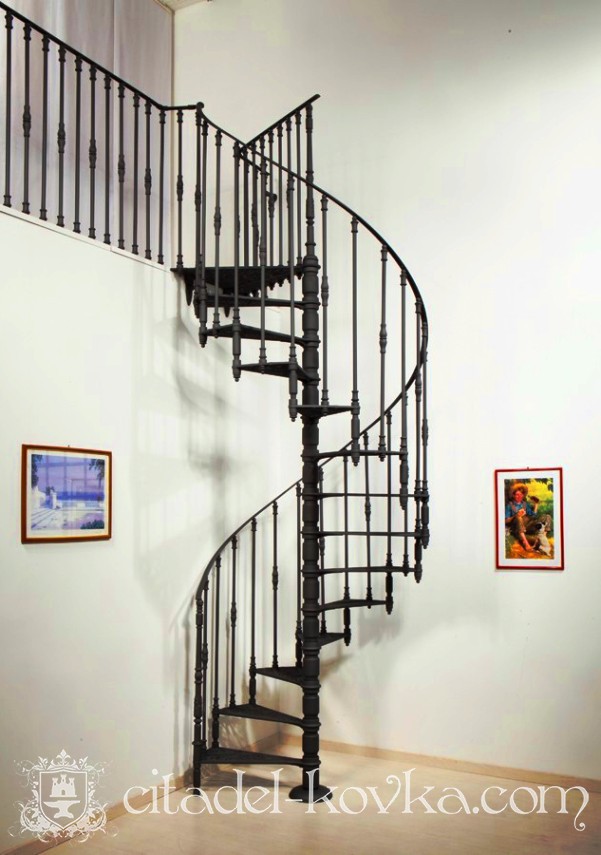 Винтовая лестница с чугунными элементами фотография 1