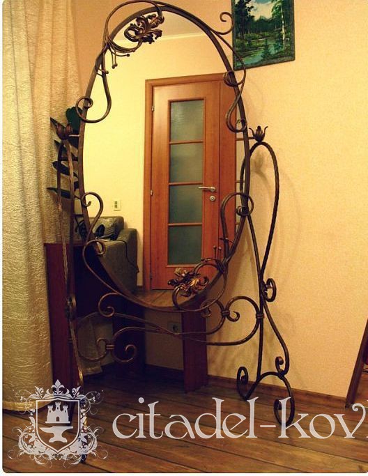 Напольное зеркало с коваными растительными элементами фотография 1
