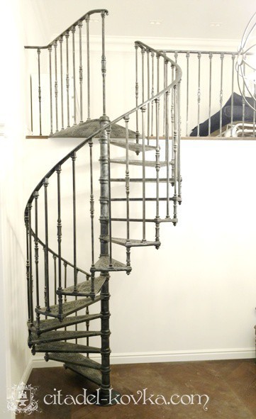 Винтовая лестница с винтажным дизайном фотография 1