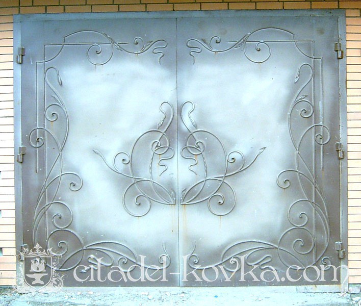 Гаражные ворота с тонким кованым орнаментом фотография 1