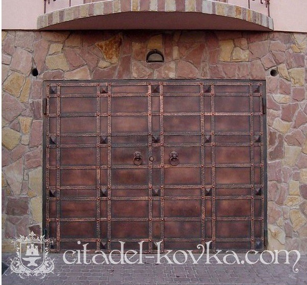 Гаражные ворота кованые в замковом стиле фотография 1