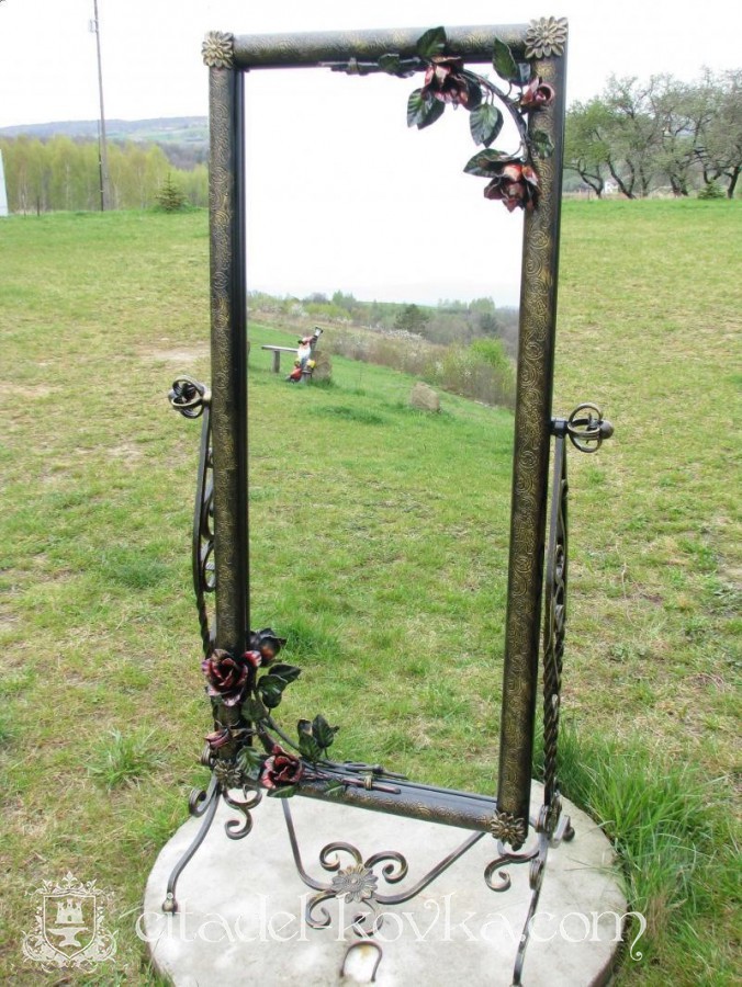 Напольное зеркало с коваными розами фотография 1