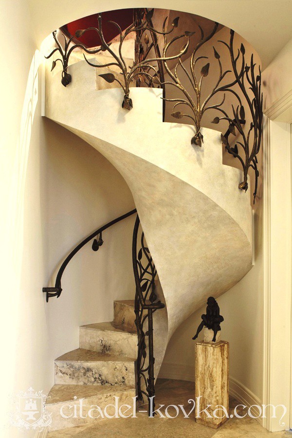 Винтовая лестница кованая Санторини фотография 1