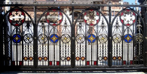 Откатные кованые ворота в готическом стиле