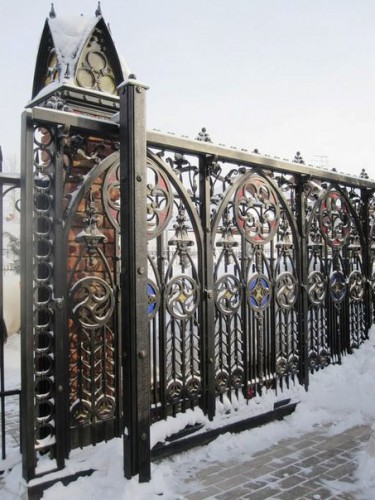 Откатные кованые ворота в готическом стиле фотография 2