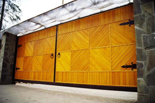 Откатные кованые ворота с деревянными панелями
