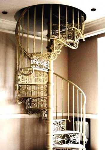 Литая винтовая лестница в стиле Ар-нуво