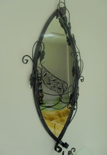 Зеркало кованое необычной формы