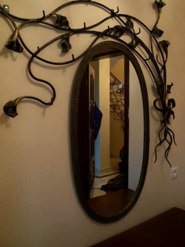 Овальное кованое зеркало с каллами