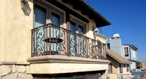 Кованый балкон с вензелями