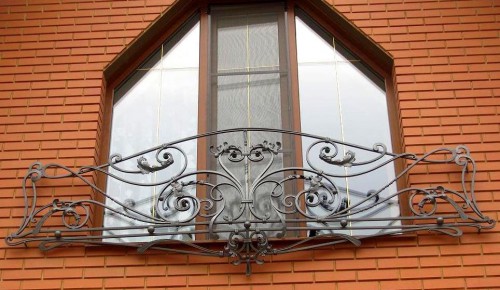 Французский кованый балкон в стие барокко