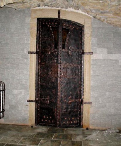 Кованая дверь в замковом стиле