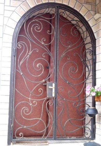 Кованые решетчатые двери в форме арки