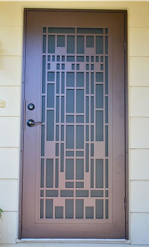 Кованая дверь с геометрическим узором