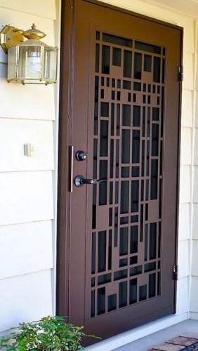 Кованая дверь с геометрическим узором фотография 2
