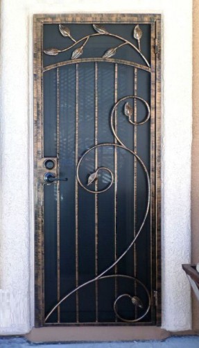 Кованая дверь с растительным узором