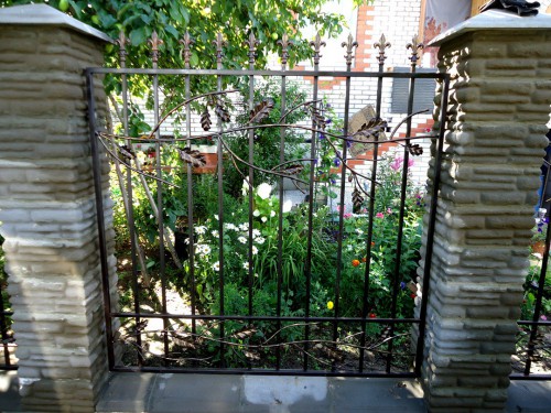 Забор с дубовыми листьями