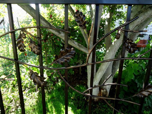 Забор с дубовыми листьями фотография 5