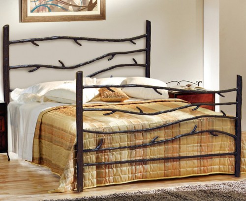 Кованая кровать с древесными мотивами