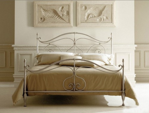 Кованая кровать в классическом стиле