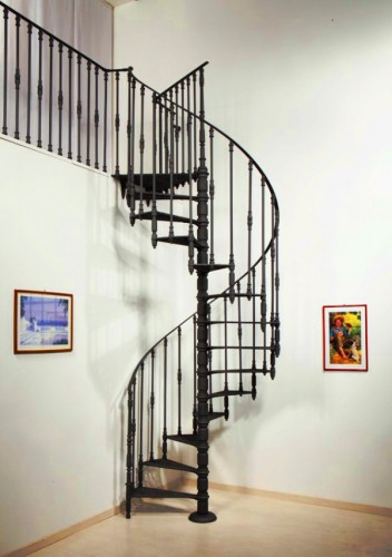 Винтовая лестница с чугунными элементами