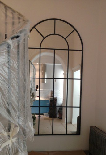 Большое зеркало-окно в форме арки  фотография 3