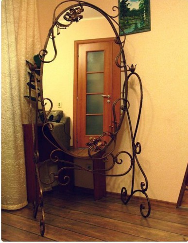 Напольное зеркало с коваными растительными элементами