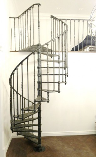 Винтовая лестница с винтажным дизайном