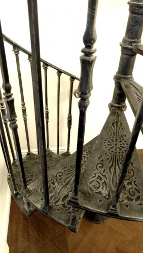 Винтовая лестница с винтажным дизайном фотография 3