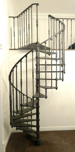 Винтовая лестница с винтажным дизайном фотография 2